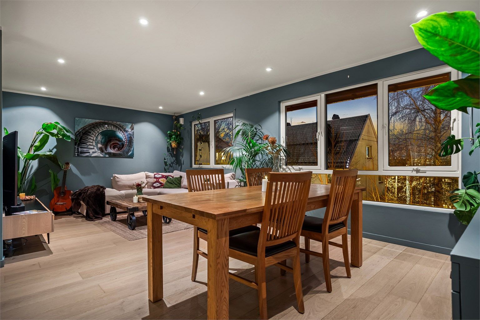 Den åpne planløsningen gir god plass og fleksible innredningsmuligheter.