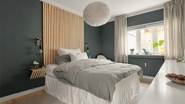 Boligens hovedsoverom er lyst og luftig, med god plass til dobbeltseng og tilhørende møblement.