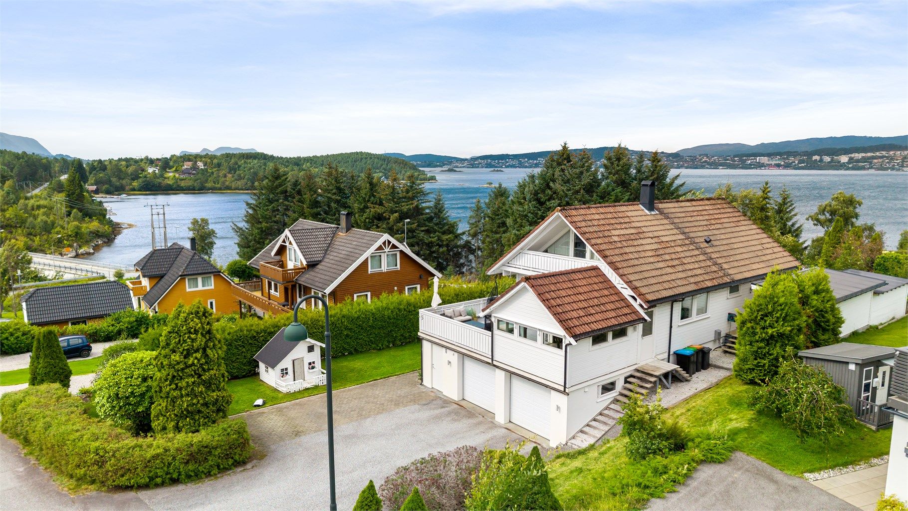 Velkommen til Vestre Vegsundrabben 5, en innholdsrik enebolig med sjøutsikt presentert av Eiendomsmegler/Partner Marit Stuen Aursnes 
Foto: Stian Wiik