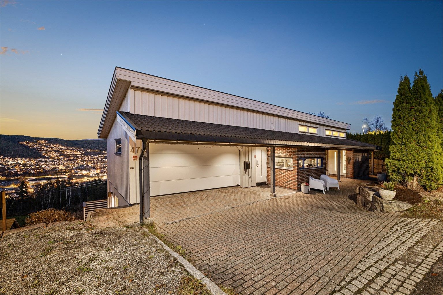 Eiendommen ligger i et veletablert og attraktivt boligområde som er svært barnevennlig