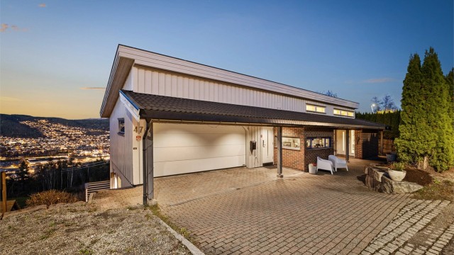 Eiendommen ligger i et veletablert og attraktivt boligområde som er svært barnevennlig