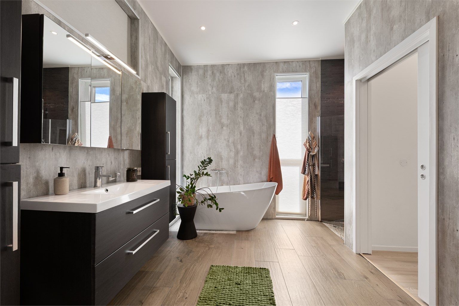 Badet i 1. etasje har flislagt gulv med gulvvarme, baderomsinnredning og dusjnisje.