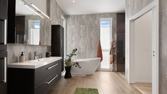 Badet i 1. etasje har flislagt gulv med gulvvarme, baderomsinnredning og dusjnisje.