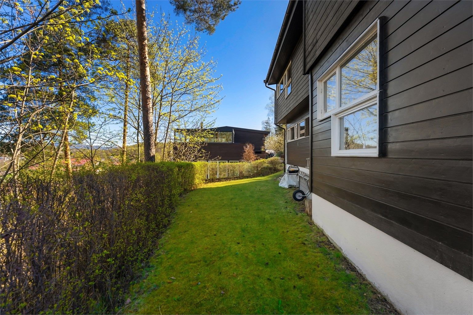 Eiendommen har en skjermet og barnevennlig hage.