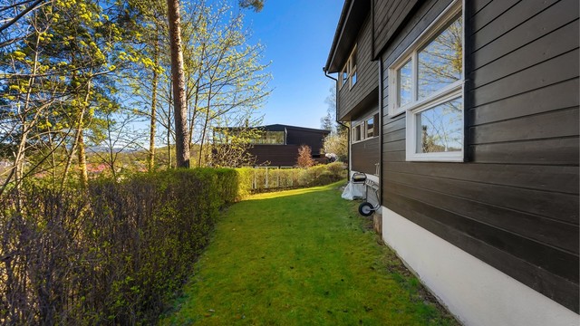 Eiendommen har en skjermet og barnevennlig hage.