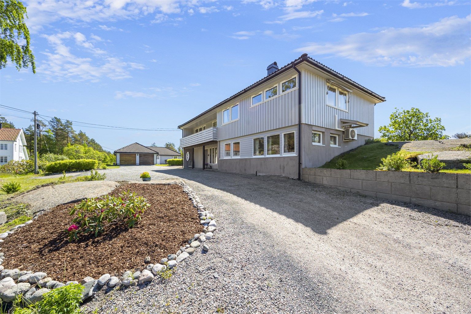 Tomten er opparbeidet med gruslagt innkjørsel, plenareal og beplantning, og har gode solforhold.
Foto: Hallvard Rimereit