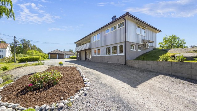 Tomten er opparbeidet med gruslagt innkjørsel, plenareal og beplantning, og har gode solforhold.
Foto: Hallvard Rimereit