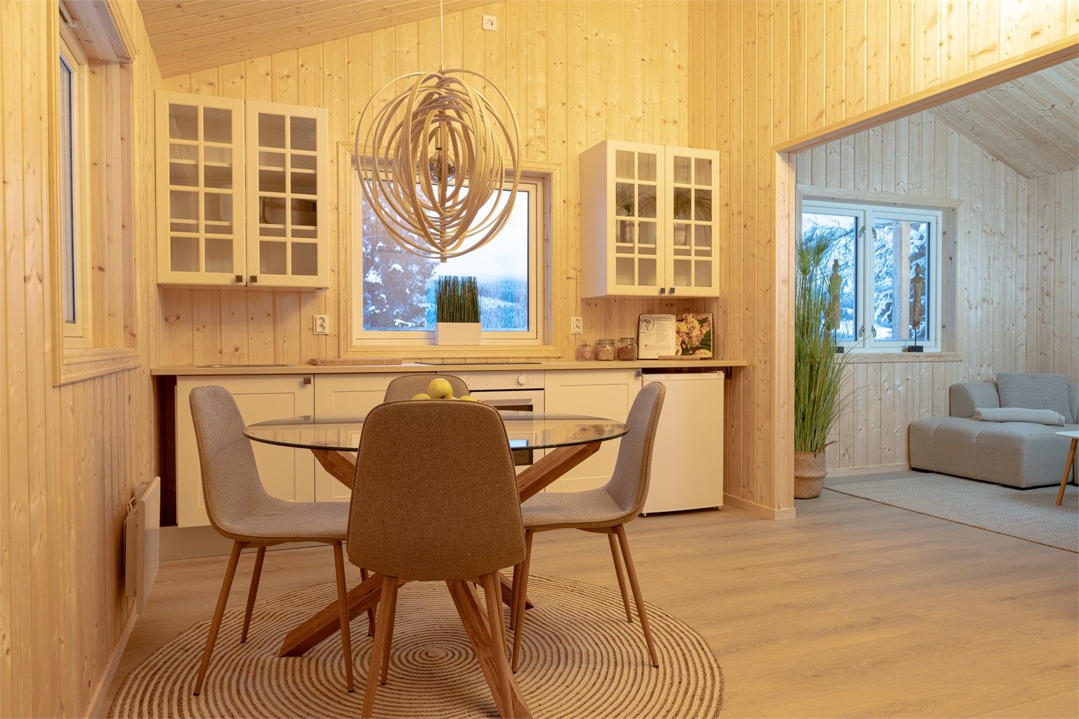 Kjøkken og stue i åpen løsning 