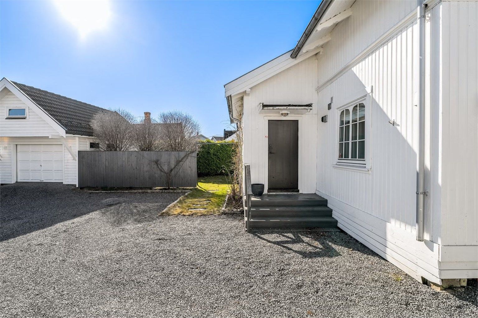 Velkommen inn! Et hyggelig og innbyende inngangsparti. 
