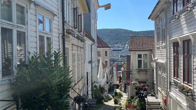 Nordnes er kjent for sine små brosteinsbelagte gater og trange smau