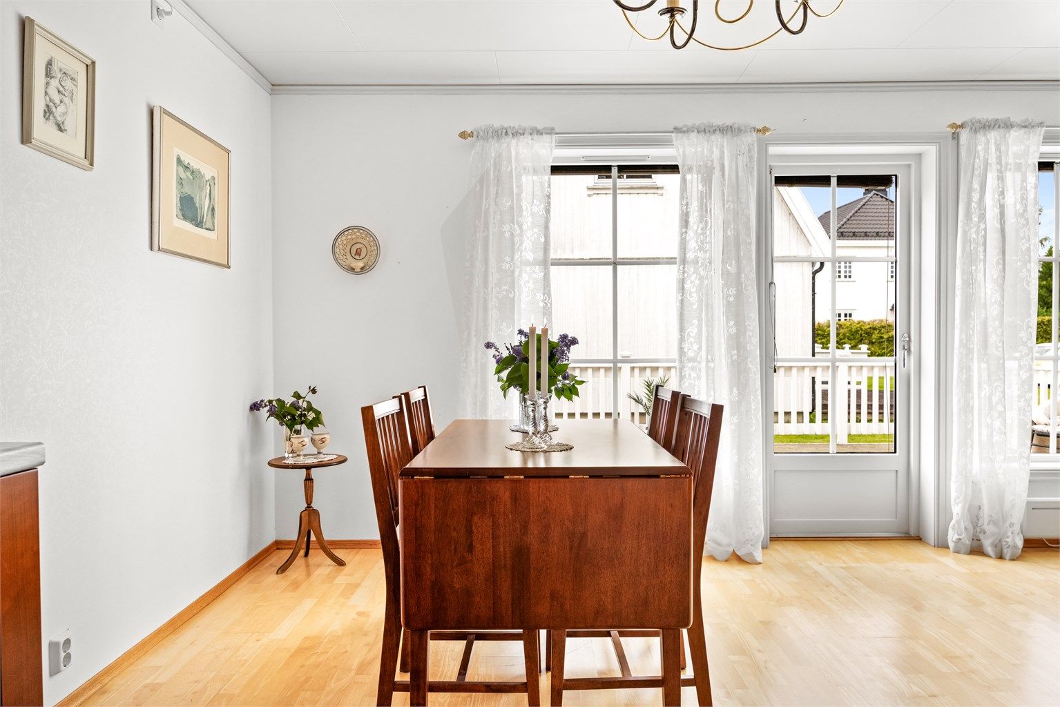 Spisestuen er plassert i tilknytning til både kjøkkenet og utgangen til terrassen.