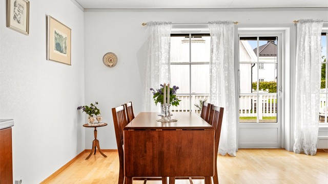 Spisestuen er plassert i tilknytning til både kjøkkenet og utgangen til terrassen.
