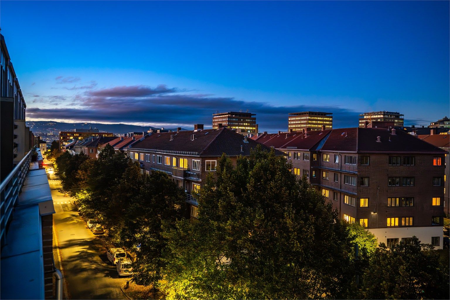 Kveldsutsikt over nabolagets karakteristiske bygårder og gateløp.