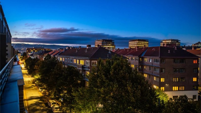 Kveldsutsikt over nabolagets karakteristiske bygårder og gateløp.
