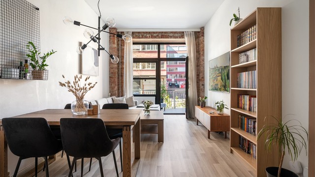 I stuen har du plass til sofa, sofabord, tv-benk m.m. Veggen mot terrassen er dekket av sjarmerende murstein som står i stil med resten av det historiske fabrikkbygget.