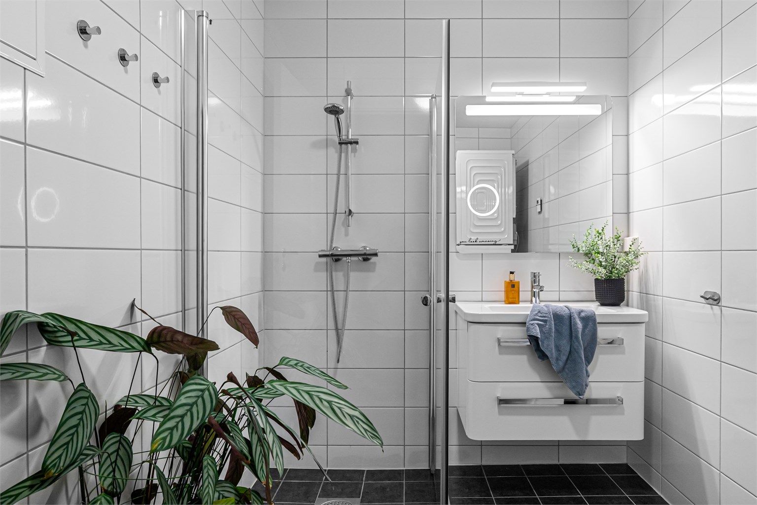 - Tidløst bad med romslig dusj og vegghengt innredning -