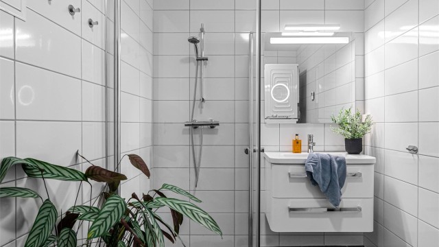 - Tidløst bad med romslig dusj og vegghengt innredning -