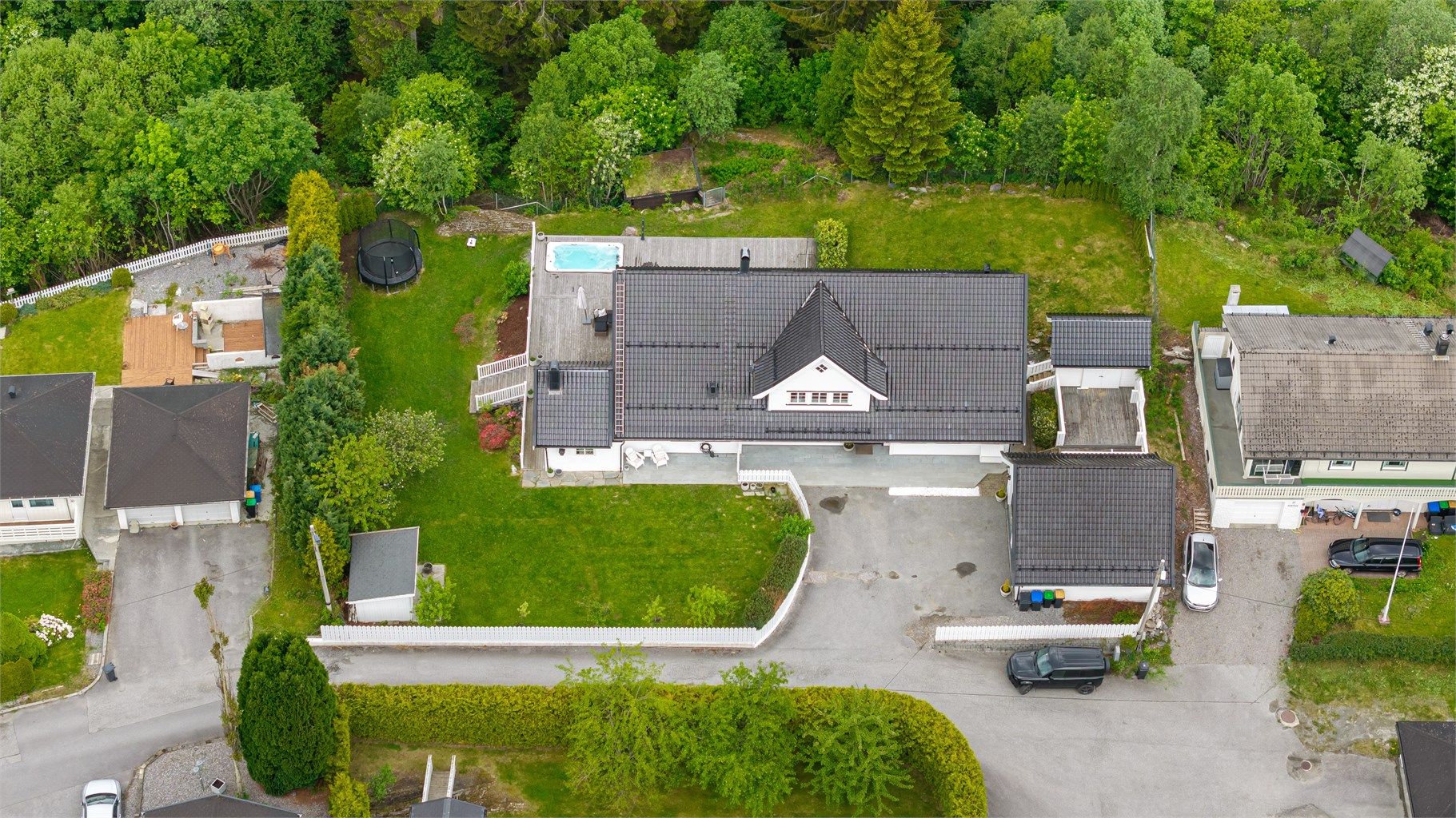 Eiendommen ligger i en rolig gate uten gjennomgangstrafikk, ideelt for barnefamilier.