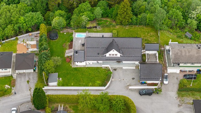 Eiendommen ligger i en rolig gate uten gjennomgangstrafikk, ideelt for barnefamilier.