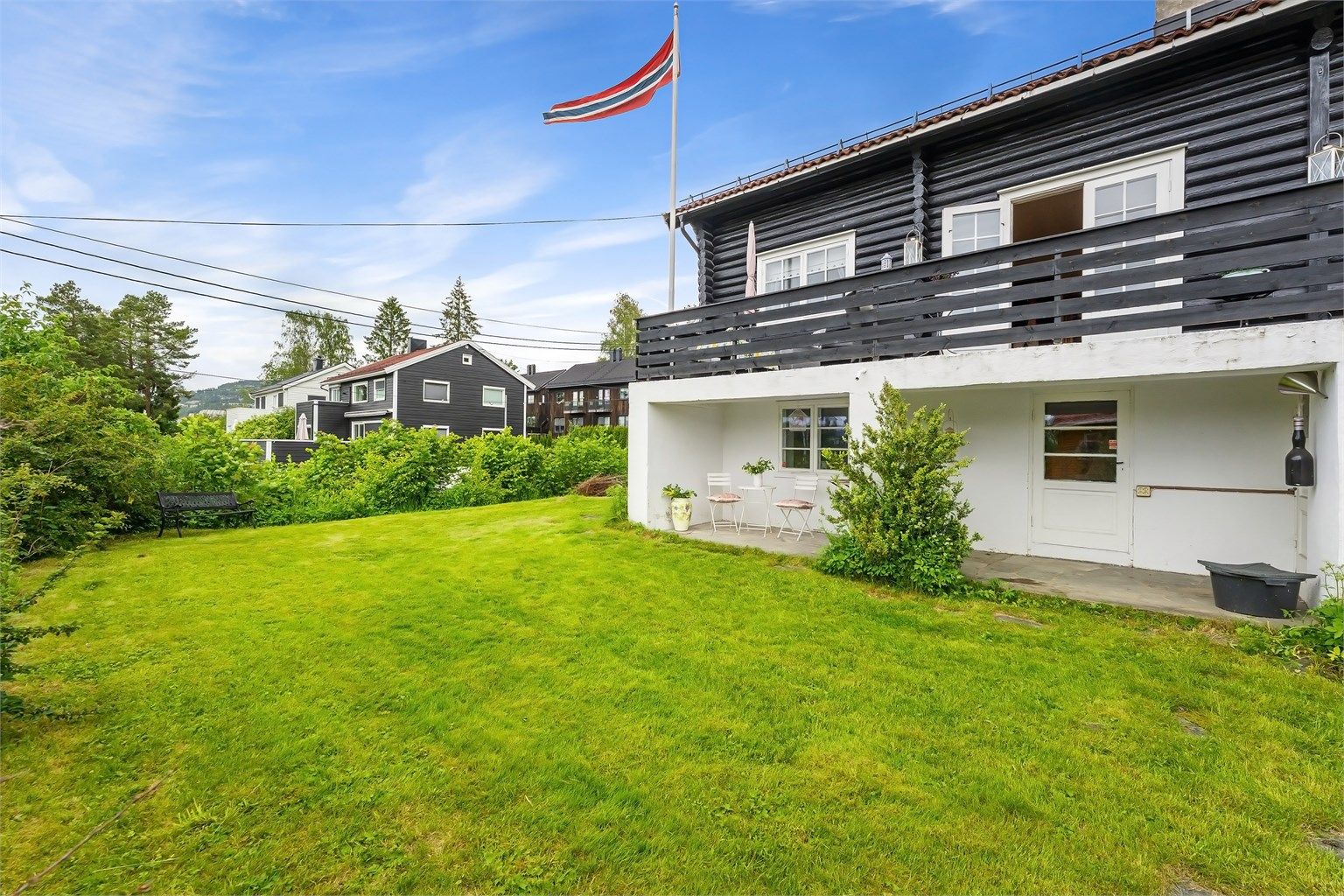 Det er ikke mer enn ca. 6 min. gange til Røa Torg, hvor T-banen tar deg raskt inn til Oslo, samt til Østerås i Bærum