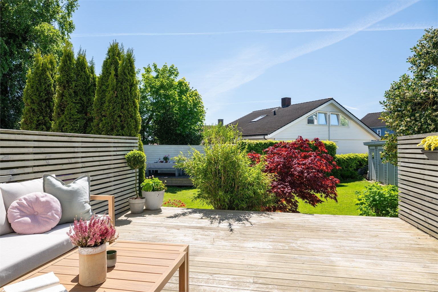 Romslig sørvendt terrasse med gode solforhold samt plass til utemøbler og grill. 