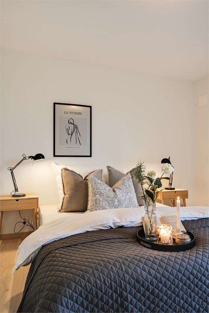 Lyse overflater og parkett på gulvet.