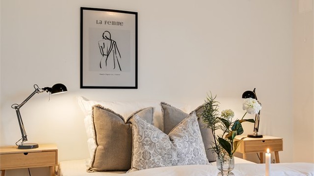 Lyse overflater og parkett på gulvet.