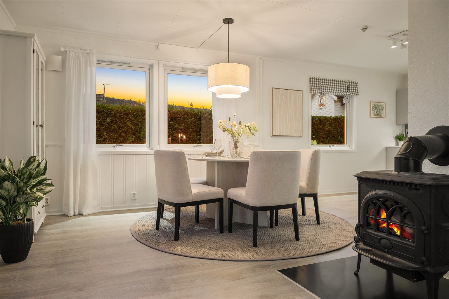 Spisestuen er en naturlig del av allrommet, med god plass til hyggelige måltider.