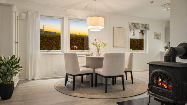 Spisestuen er en naturlig del av allrommet, med god plass til hyggelige måltider.