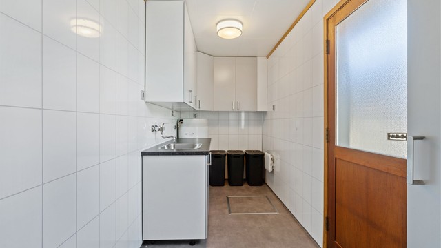 Vaskerom i tilknytning til kjøkkenet, med egen utgang mot garasjen