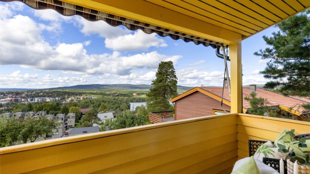 Balkongen er overbygget og vestvendt og fungerer som en fin forlengelse av oppholdsrommet