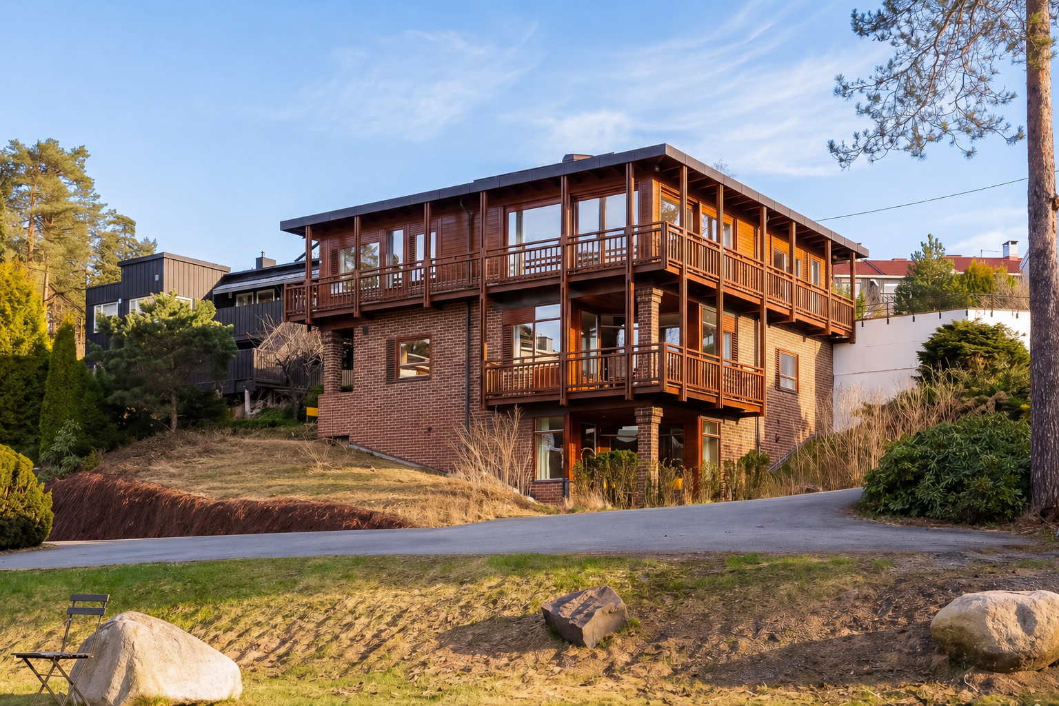 Dette er en innholdsrik og arkitektonisk enebolig tegnet av ØKAW på hele 294 kvm i barnevennlig strøk med umiddelbar nærhet til marka!