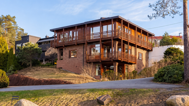 Dette er en innholdsrik og arkitektonisk enebolig tegnet av ØKAW på hele 294 kvm i barnevennlig strøk med umiddelbar nærhet til marka!