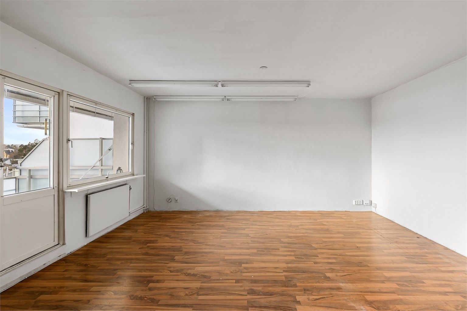 Direkte utgang til balkongen gjør uterommet til en naturlig forlengelse av stuen.