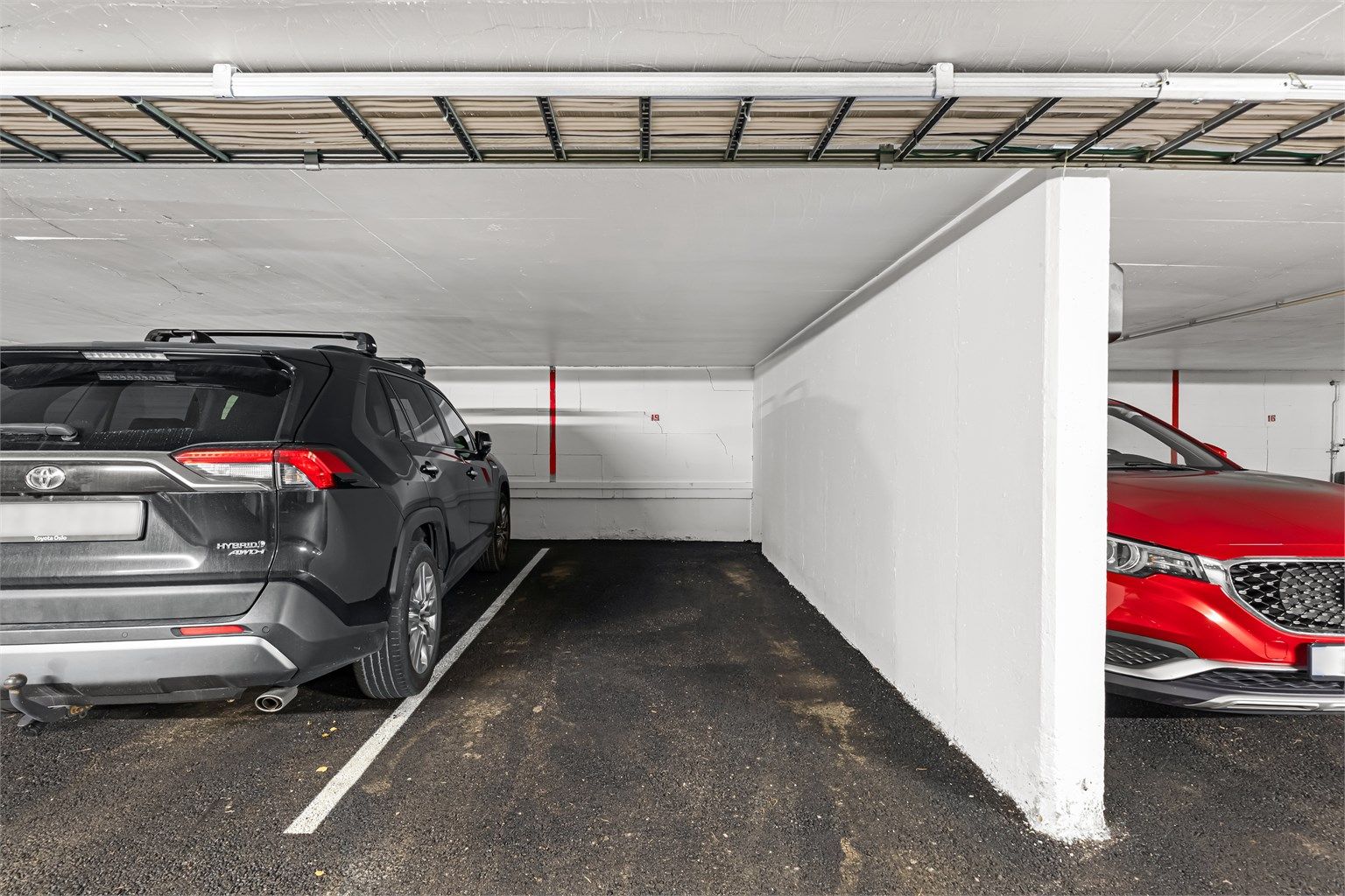 Boligen disponerer egen parkeringsplass i garasjeanlegget, nr. 19.