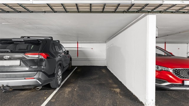 Boligen disponerer egen parkeringsplass i garasjeanlegget, nr. 19.