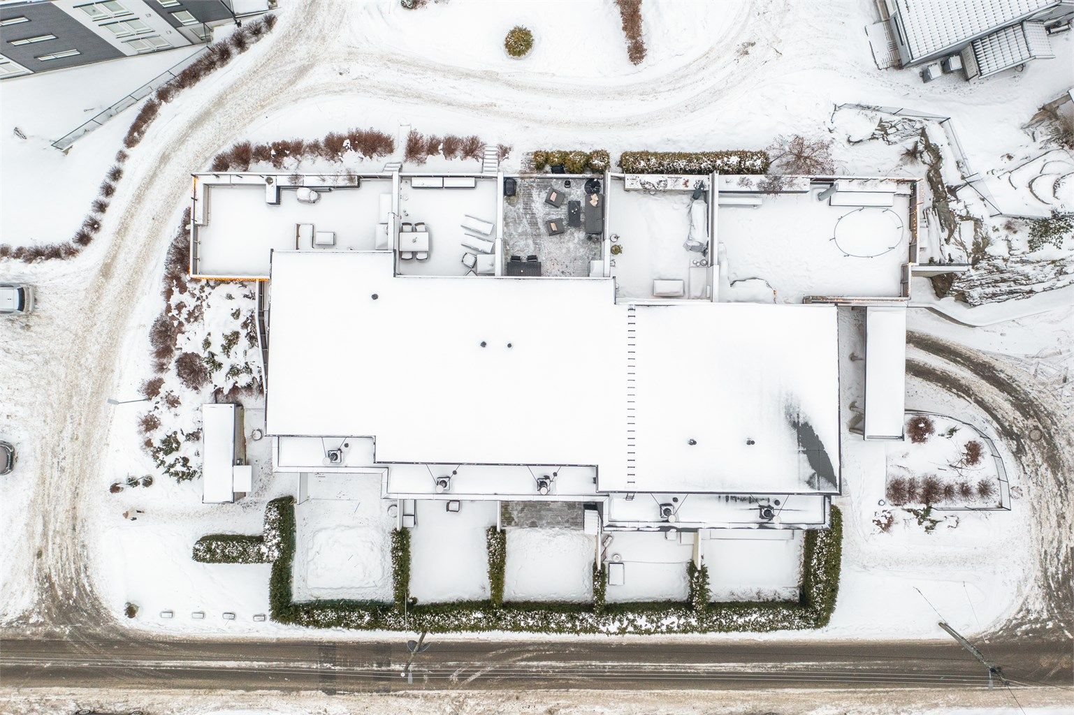Leiligheten har en gjennomtenkt planløsning som skiller de private og sosiale sonene over to etasjer.