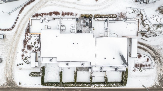 Leiligheten har en gjennomtenkt planløsning som skiller de private og sosiale sonene over to etasjer.