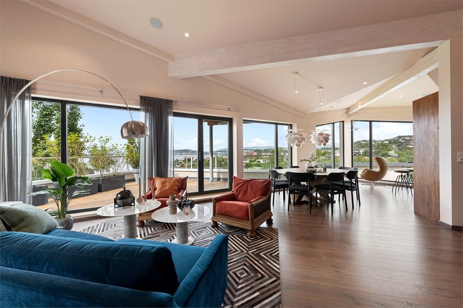 Stuen er stor og romslig med flere soner og sittegrupper. Stuen har åpen løsning inn mot kjøkkenet, takhøyde mellom 2,55-3,86 m. 