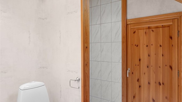 Loftsbadet er fullt utstyrt med blant annet klosett og dusjnisje. Forhold knyttet til gulv og sluk er gitt TG 3, badet er imidlertid funksjonelt.