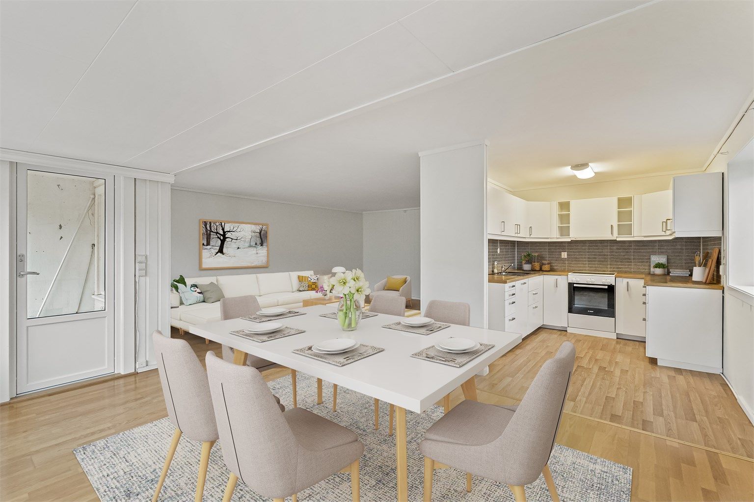 Boligen har et visst oppussingsbehov, noe som gir en unik mulighet til å sette eget preg, modernisere etter egen stil og skape et hjem som passer egne ønsker og behov