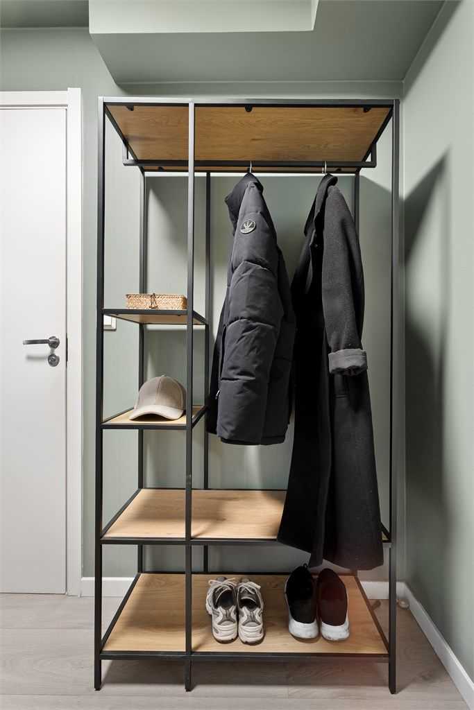 Her er det god plass til oppbevaring av yttertøy og sko.