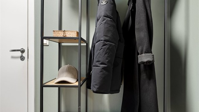 Her er det god plass til oppbevaring av yttertøy og sko.