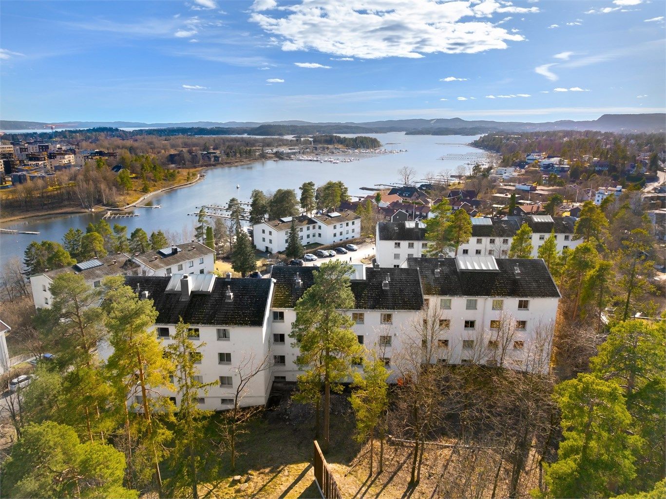 Området byr på en fin balanse mellom sentral beliggenhet og rolige, grønne omgivelser.