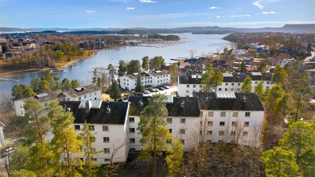 Området byr på en fin balanse mellom sentral beliggenhet og rolige, grønne omgivelser.