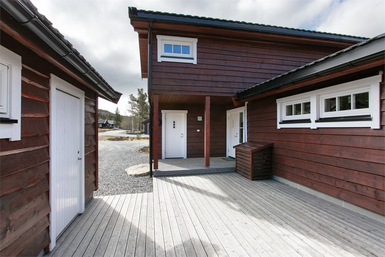 Inngangspartiet er overbygd og skjermet, en praktisk detalj i all slags vær.