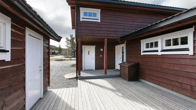 Inngangspartiet er overbygd og skjermet, en praktisk detalj i all slags vær.