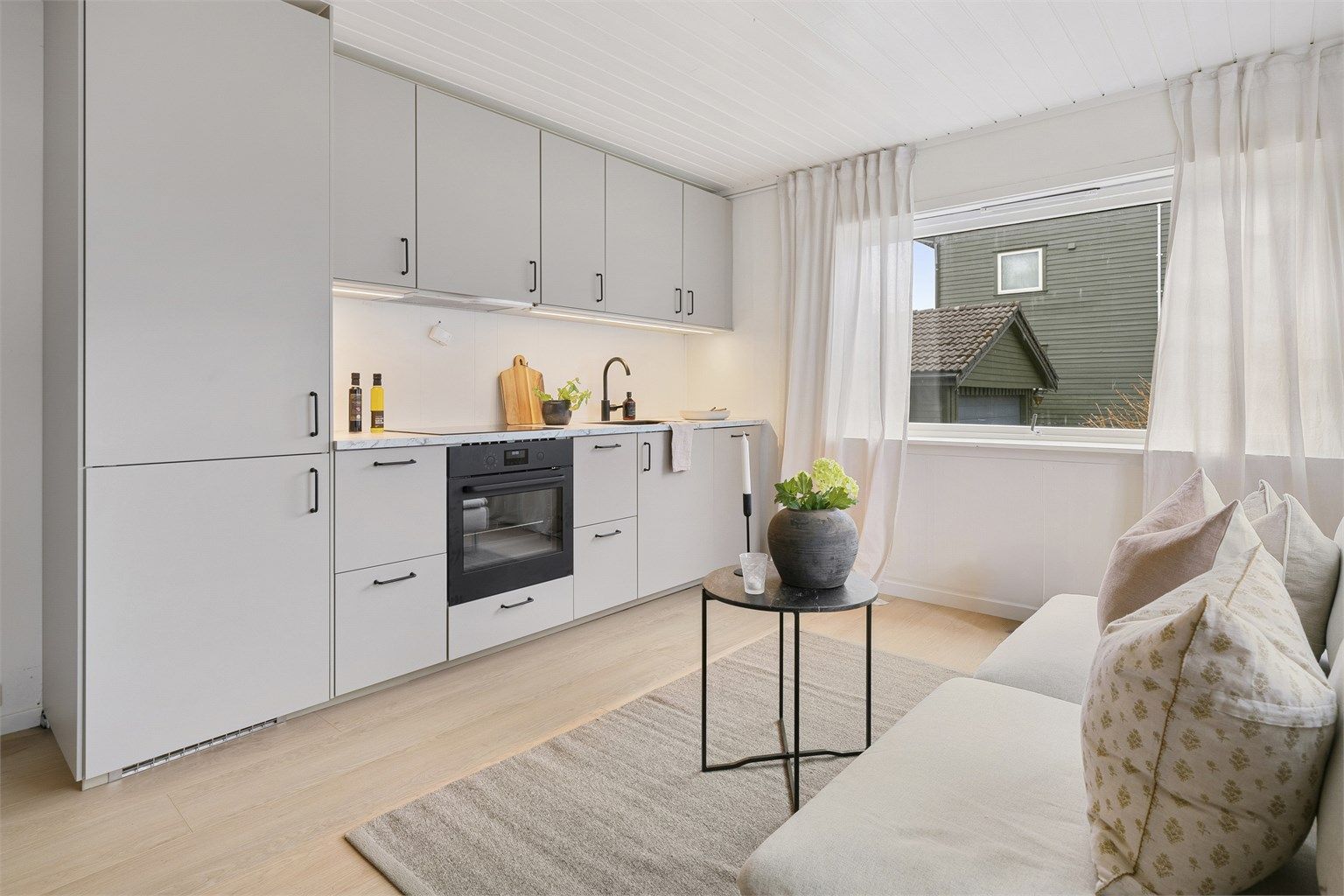 Kjøkkenet er nytt og moderne, med integrerte hvitevarer og vannstoppsystem for ekstra trygghet.