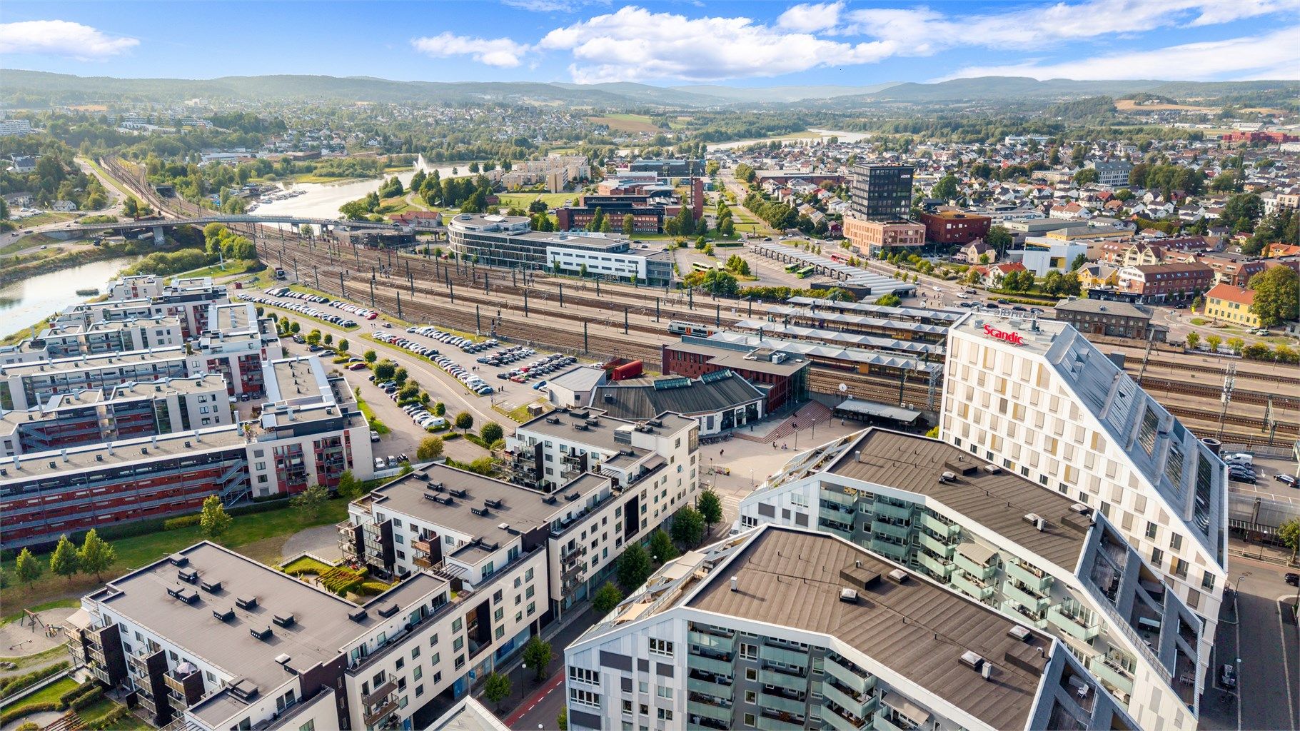Bygget ligger sentralt plassert med kort vei til alt.