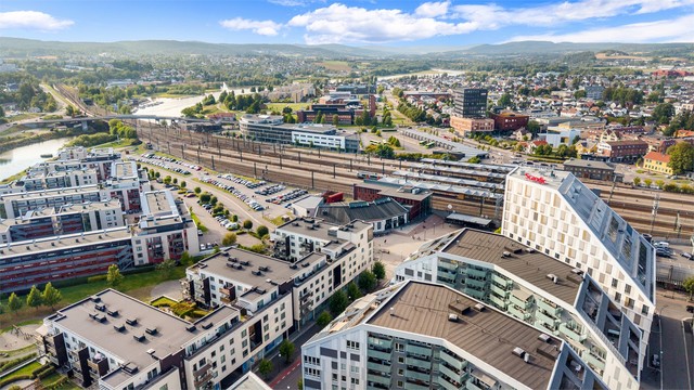 Bygget ligger sentralt plassert med kort vei til alt.